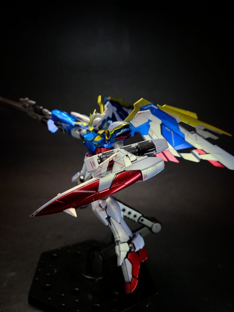 さらにバード形態に変形し、機動力と行動範囲を上昇させることで、ほかのガンダムよりも上の作戦行動が可能[3]。胴体中央に配置されたサーチアイは、頭部のカメラアイでは収集できない映像や電波情報も補足可能としている[4]。膝裏のレッグスラスターを駆使することで高い走力を発揮し、バード形態時の推進器としても機能する[4]