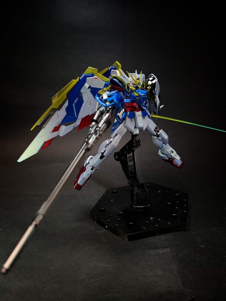 コクピット部分は球状のカプセルとなっており、機体頭部の動きに連動して同じ向きに稼働する方式をとっている[6]。コクピットカプセル周囲はリニアフレームで覆われる[7]。ガンダムのコクピット部はOZ製のものとは異なり、衝撃を緩和する機能を備えたフローティングコクピットとなっている[8]