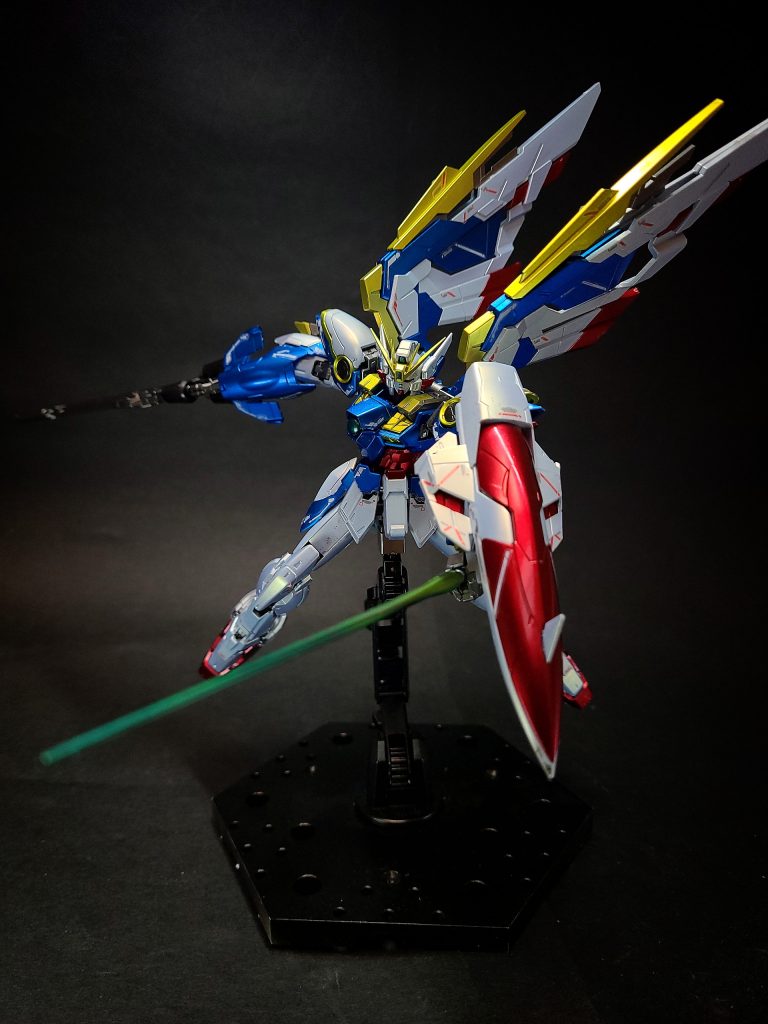 バード形態ウイングガンダムの高速飛行形態。ACの世界では航空兵力として戦闘機が現役であり、MSを飛行戦用とした場合、エアリーズのように攻撃力が低下する機体も見られた[3]。ウイングガンダムでは、バード形態の変形機構によって戦闘機とMS双方の機体特性を獲得することに成功している[3]。変形は全自動で行われ、スラスター位置や空力特性が変化する。これによってバード形態では、各スラスターのベクトルが後方へ集中する[