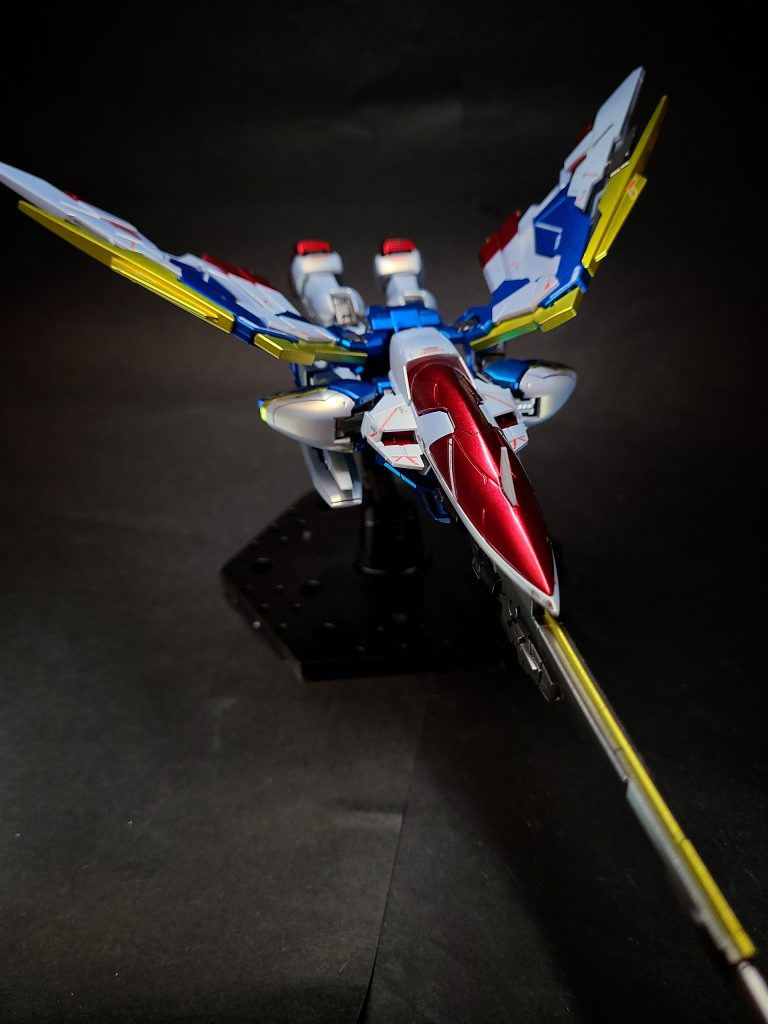 バード形態は移動から空中戦闘で使用され、バスターライフルの使用も可能[4]。同形態時の性能は従来型の戦闘機をしのぎ、大気圏突入も可能となる[7]。第7話では、機首にバスターライフルをマウントしない状態のバード形態も見せた。EW版では腰は旋回せず、膝の折り畳み方向もテレビ版と逆になっている。