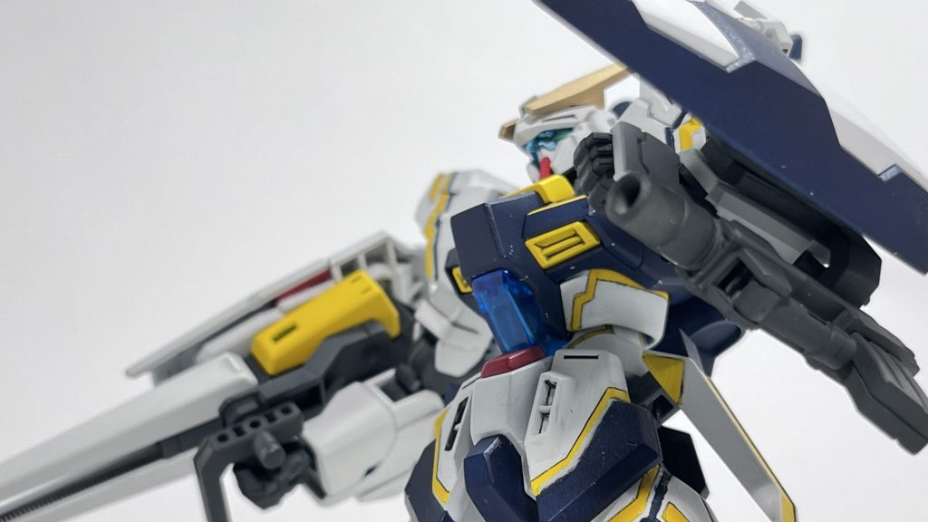 グレネードランチャー左腕下部に装備された炸裂弾砲。最小限のサイズにまで小型化されているため取り回しに優れる。(手持ちも可)戦術に応じて散弾や無炸裂弾頭などへの換装も出来る。