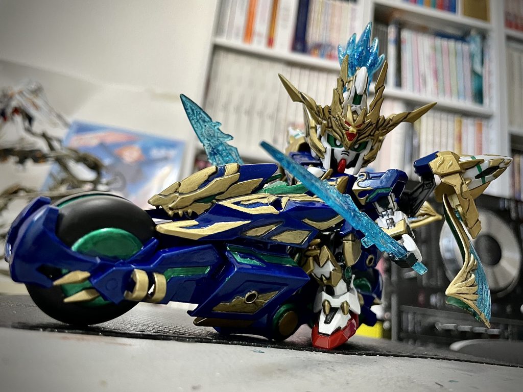 バイクは成形色だと青一色で絶望しました。設定色でもだいたい青なんですけどちょっと寂しかったので本体に合わせててきとーにゴールドとか塗ってみました。前にも作ったんですけど、やっぱバイクに乗るロボット、良いですね。