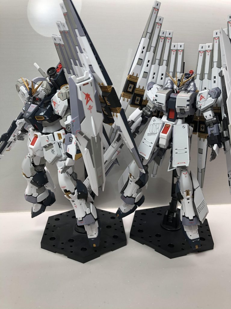 ノーマルνガンダムと並べて。