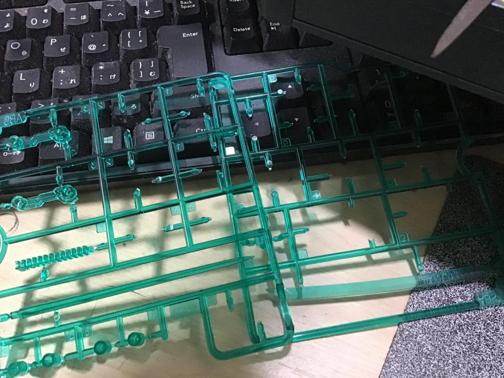今回使用したGNソードの提供元は、メガミデバイスの金潟すぐみちゃんのこのランナーに付いてくる余剰パーツです。コレにメガミデバイスの吾妻楓ちゃんの剣の持ち手を組み合わせてます。今回のエクシアは、コレとHGUCのSガンダムのサーベル以外はエクシアのパーツだけで構成してます。