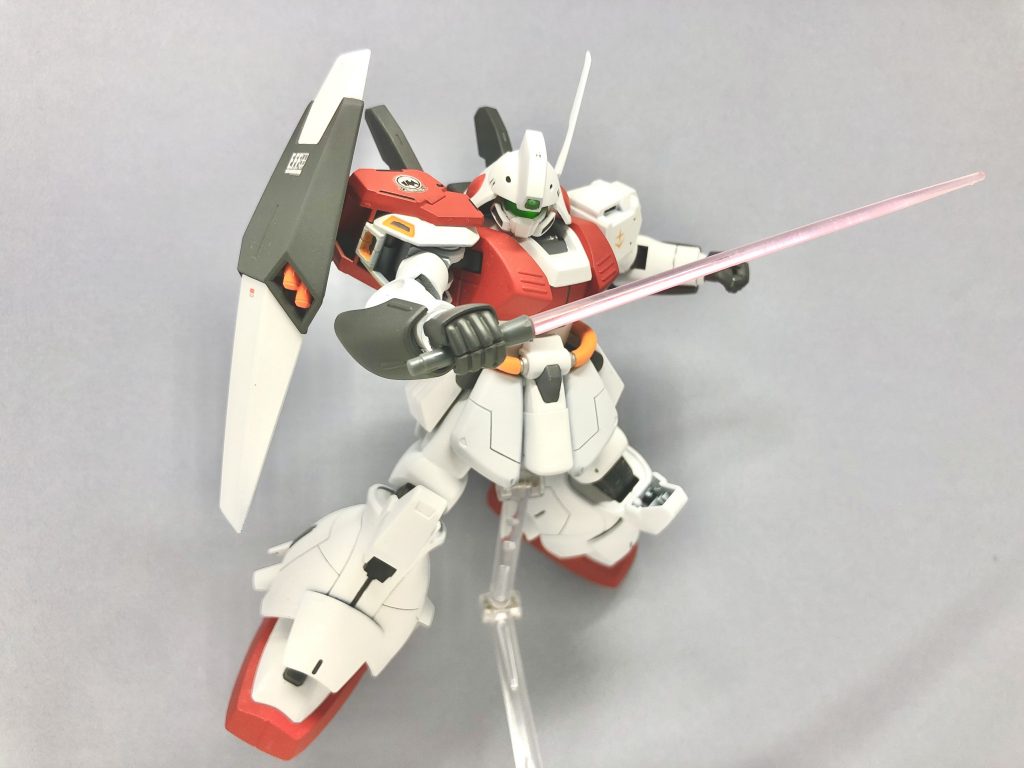 カラーリングはかなり悩みましたが、先行配備型のジェガンD型同様赤白基調にしました。一目で連邦機とわかるのでこれで正解でしたね。
