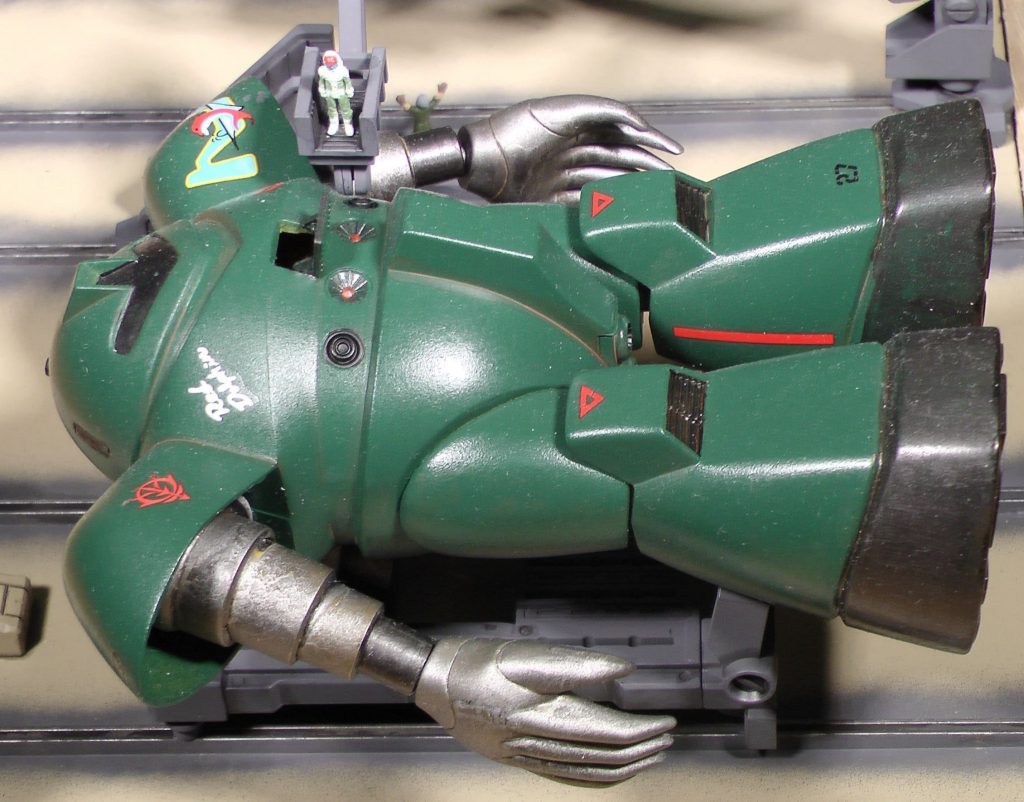 同じくゴッグには男性パイロットが乗り込もうとしています。