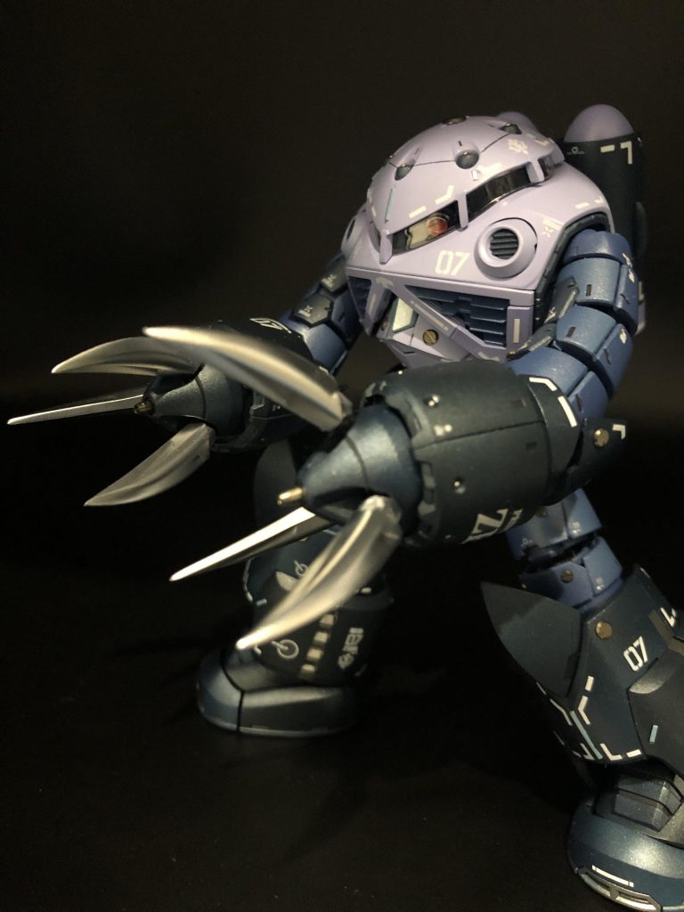 爪部分のみガンダムマーカーのメッキシルバーで塗ってみました。メッキシルバーはなかなか完全硬化しないので、ドライヤーで乾かしてたら少しくすんだ色合いになっちゃいました…でもなんか良い感じで気に入ってます!