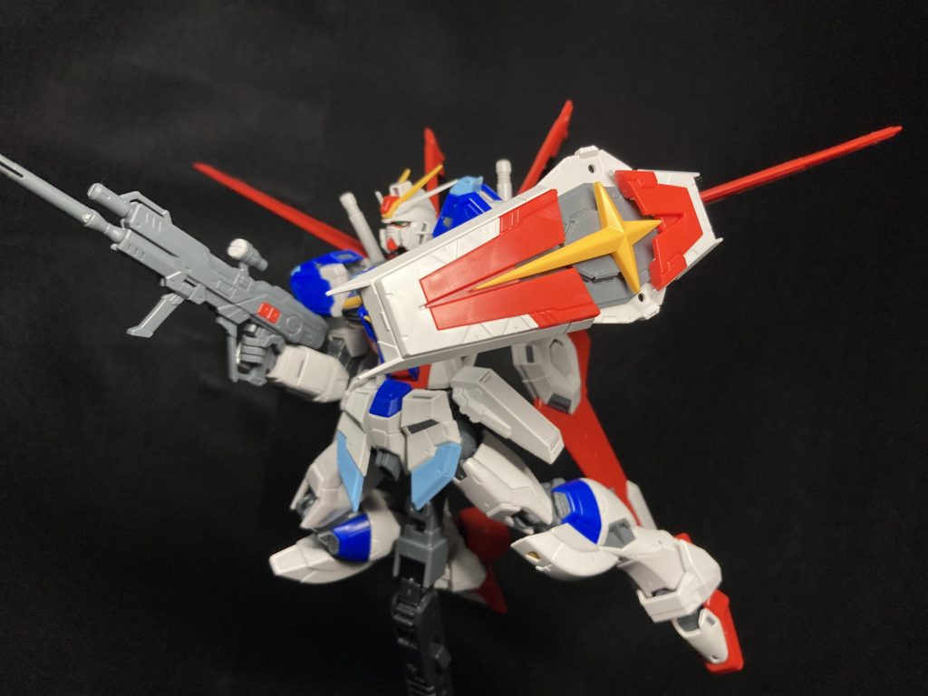 フォースインパルスガンダムこの写真でわかる通りビームライフルの色分けがえぐい！！小さな赤パーツまで！！こんな所までとは！！バインダイやりますね（どこだよ）構造は完璧なのであとは日本にもガンプラを回してください（土下座） 