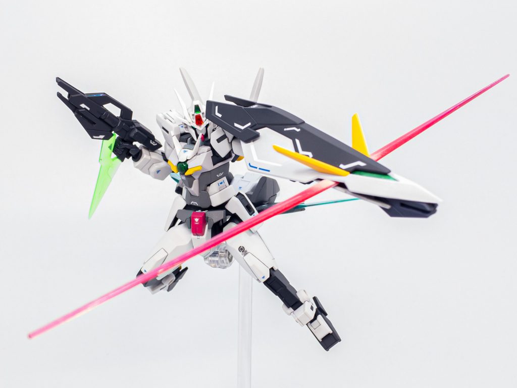 GNディフェンサーのノーズユニットはシールドとしても使用可能。側面からはビームサーベルを展開可能。