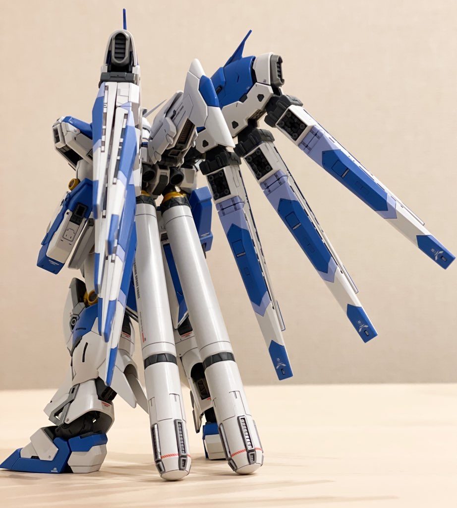 バックパックは重くて、プロペラントタンクなしではのけぞってしまいます。鉛を足部に仕込もうにも内部フレームあるので難しいかも…？