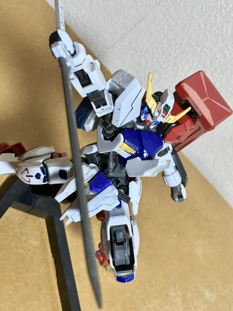 頭部　アスタロトの頭にバルバトス　のアンテナ胴　バルバトスの胴体にバルバトスの踵のパーツを接着右腕　そのままアスタロト左腕　バルバトス第1形態にアスタロトオリジンの肩、MGシャアザクのショルダーシールド腰　ヴィダールの腰とバルバトスのサイドアーマー脚　アスタロトとバルバトスの組み合わせ足　アスタロトオリジナンみたいな感じです。