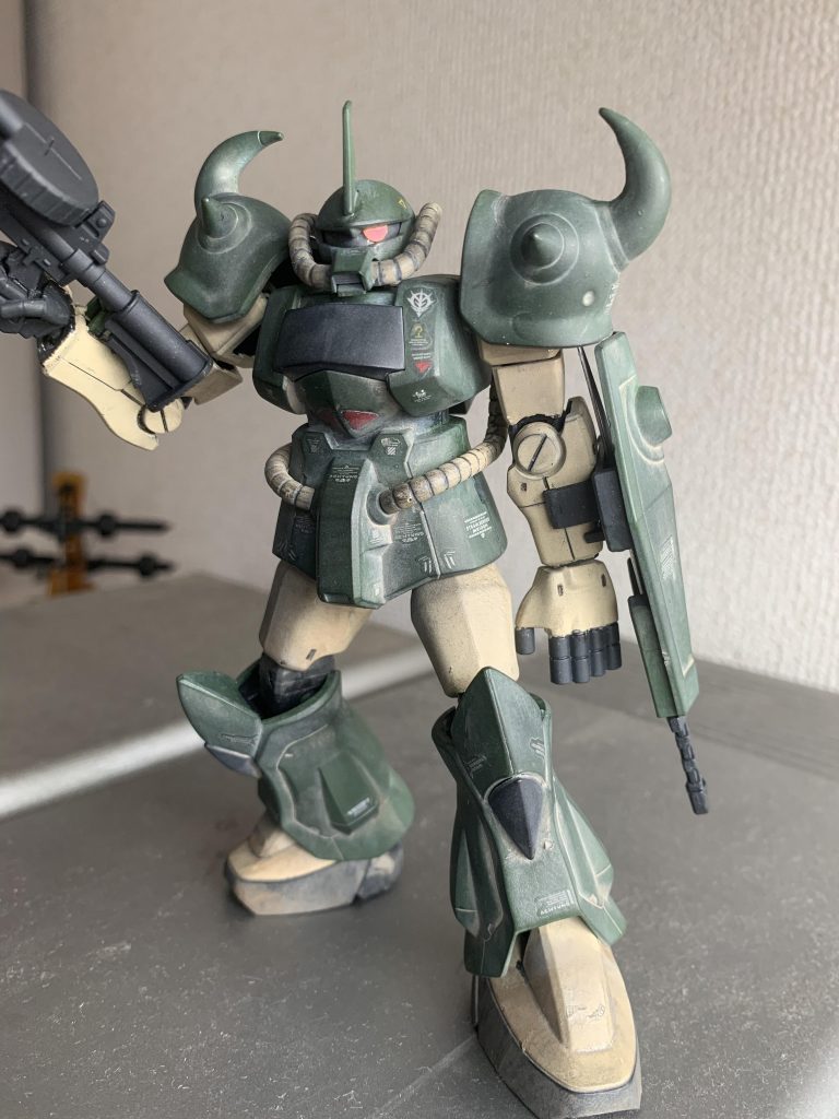 モノアイは小さくするほど機械感が、大きくするほどキャラクター性出ると思っており今回は大きくしました。Hアイズの、モノアイには二回り大きいサイズのパーツを半分に切って入れています。