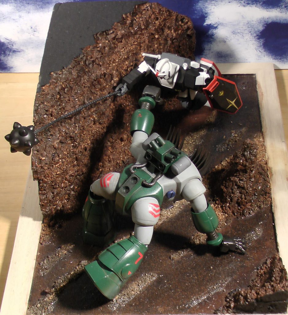 2機の戦っている場所は、洞窟の地下水脈という設定です。岩壁は発泡スチロールをプラスチックセメントで荒らし、川砂を貼り付けたものです。