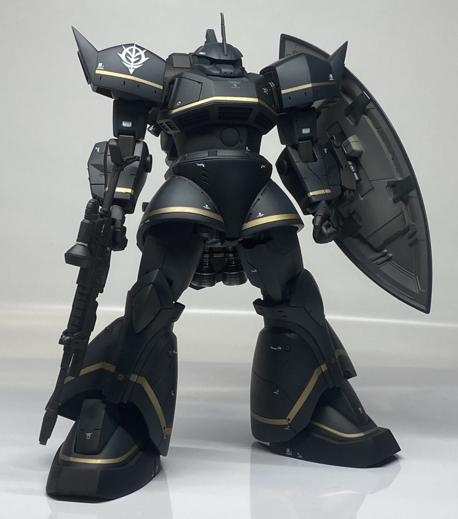 黒い機体のゲルググ です。特徴的な金色のラインを塗装しています。