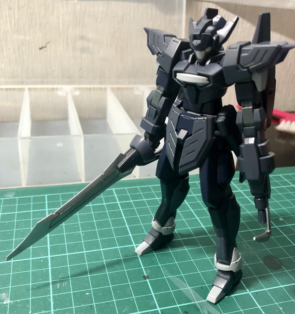 武装はヒートソードと、左手首との差し替えでドッズバスターHの2つのみ但し、余剰パーツとしてビールサーベルの持ち手のみがあるので自前でビーム刃を用意すれば持たせることも出来そうです。