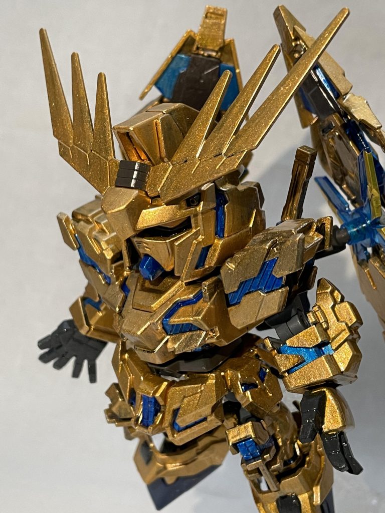 塗装には水性ホビーカラーAQUEOUSを使っています。装甲はグレーサフを吹いたのちブラック→ゴールド(二度塗り)→クリアーイエローの順で塗りました。金メッキほどではないですがキラキラ輝いていい感じです。よく見ると塗りムラがあるので、ゴールドはもう1〜2回重ね塗りしても良かったかなと。サイコフレームはシルバー→クリアーブルーで塗っています。