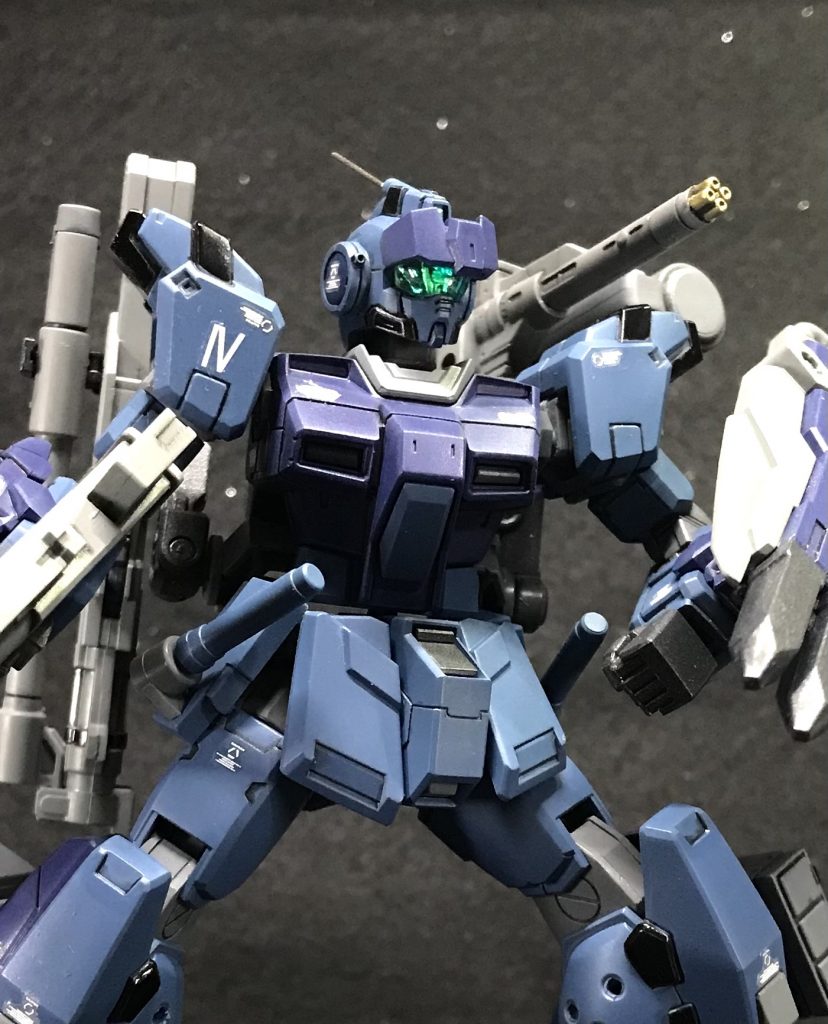 気を取り直して、背部のバルカン砲はもちろん射撃態勢に入れるように可動します☺️ またデカールなんですが、隠密に活動するやつだからあんまり派手なエンブレムとかは貼らないほうがいいかなって思って最低限のコーションマークと肩の「4」ぐらいに留めておきました☝🏻 また頭部アンテナは、まち針に変更してます😌