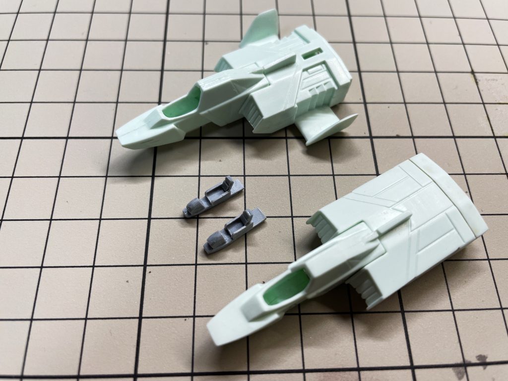 操縦席は0.5ミリプラ板でゼロから作りました。コックピットは穴を開けただけでは壁が肉厚過ぎて操縦席が入らないため、ヤスリで肉薄にして開口部分を大きくしました。