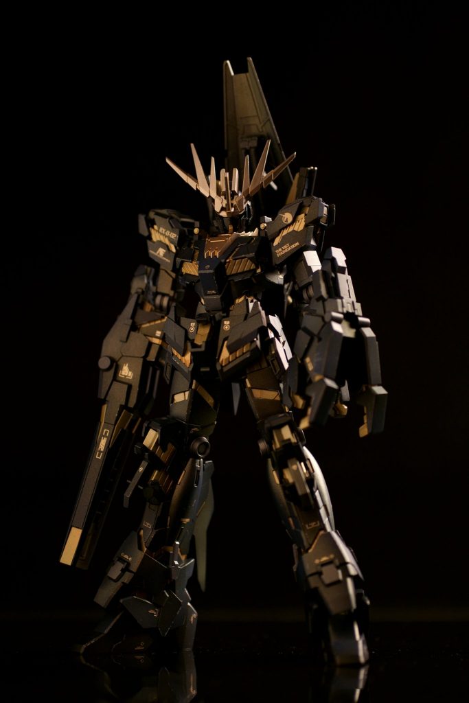 黒というより紺色で仕上げました。でも写真写りはかなり黒いです。光を当てると、ゴールドパールが反射します。