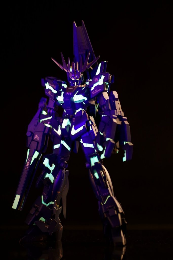 UVライトを当てると、サイコフレームが発光します。そのまま当てると緑っぽく光るのがちょっと面白いなぁと。UVライトにフィルターかけると、黄色に光りますよ。