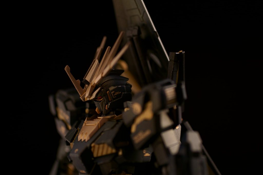 アンテナは薄く加工したわけではないです。余計な部分を削り落としただけ。