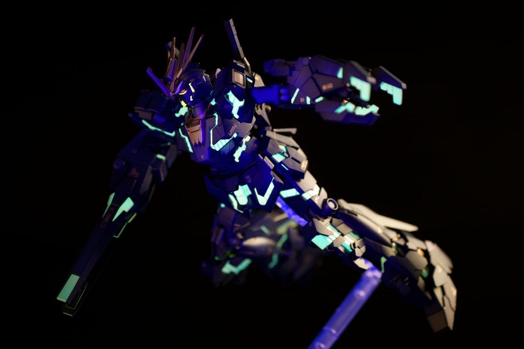 アクションポーズでもサイコフレームを光らせて撮影してみました。LEDでは光らせれないので、こういった処理が良いのかも。