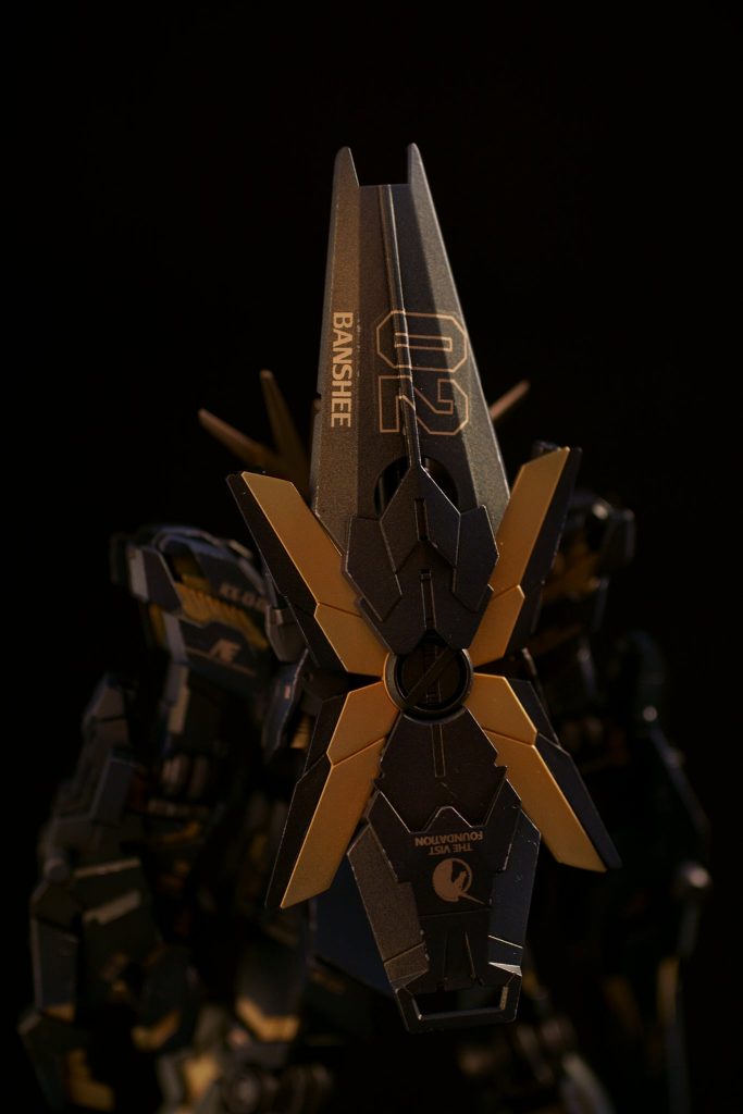 シールドや肩のデカールは自作。金色で印刷して貼っています。