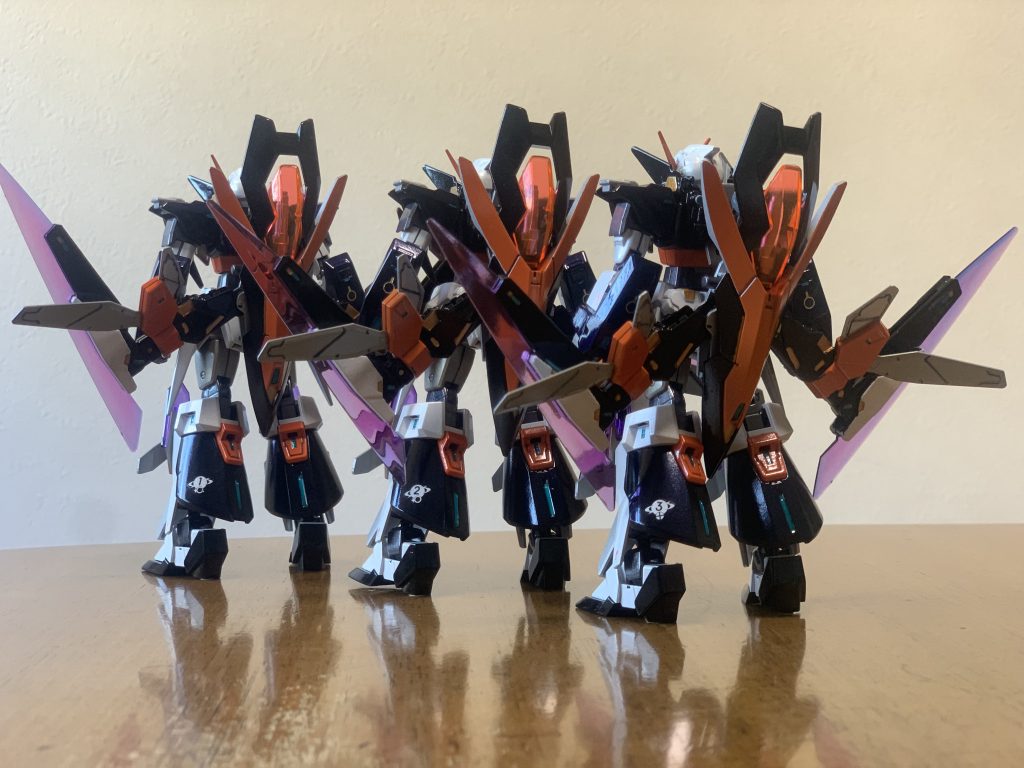 再び背面（機体×3）【ここで一つ！】『左足部にデカールを貼り、ナンバリングしてます！！』私のこだわりポイントです！