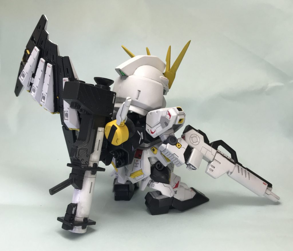 武器･ファンネルのブラックはエナメル塗料で塗装。はみ出した部分を溶剤で修正したため汚くなってしまいました…。