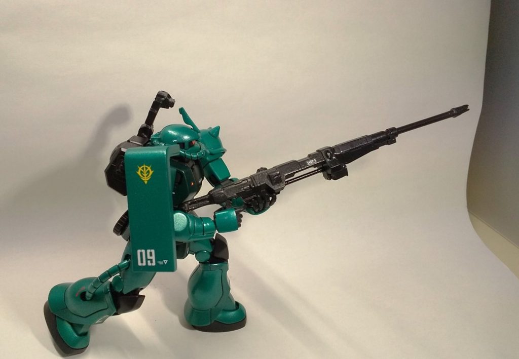 『新型MSの専用武器開発にあたって、ビームライフルのプロトタイプが手に入ってのう、小型化に失敗したヤツだが、キーグ少佐なら使いこなせると思ってな! なに、威力はないが距離はでるぞ。これでよーく狙って、ガルマに食いかかる敵をだな…。わかるな?』「キャクブガー!! でありますな」『その通りだ! 流石ワシの見込んだ男だ! 必ずガルマに出柄を持ち帰らせるのだぞ? 赤い奴ほど目立ってはいかん、よいな?』「心得ておりますっ!」