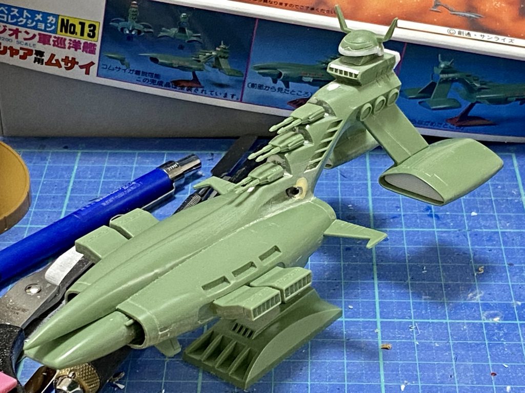 ・主砲塔を1mmずつ前に出しています。後ろに寄りすぎて旋回できそうになかったので・・・。接着したので実際旋回するわけではないのですが。・一番下の主砲塔の下部にある大型ミサイル発射口が開口されていなかったので、市販パーツを使ってそれらしく。・エンジンブロック前部のスリットが大味だったため、エバーグリーンのスリット入りプラ板に置き換え、精密感を高めました。