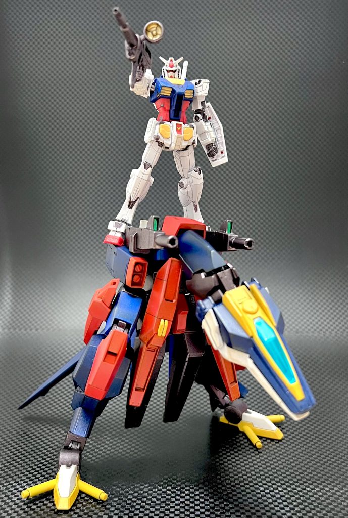 本家よろしく、跨ることができます。ガンダム側の足とG-REXのミサイルポッドにそれぞれマグネットを仕込んでおり、ばっちり安定しています。