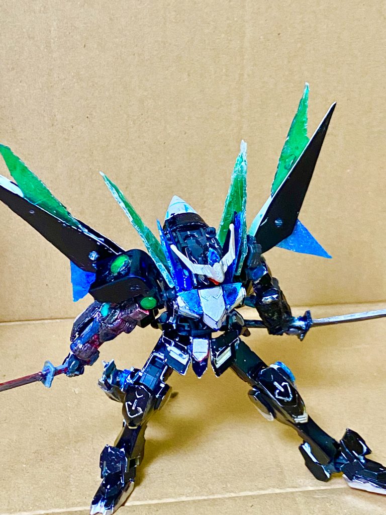 トランザムウイング展開モード機体の肩部とブースターの羽根から展開される粒子の翼この翼自体にも当たり判定があり刀を振る要領で相手にぶつけることも可能、さらにフリートから移植された部分トランザム発動用の腕も搭載されている。以上、バルバトス和道迅雷でした今回も再形成したクリアパーツを使って改良を加えてみました、それでは見ていただきありがとうございました。