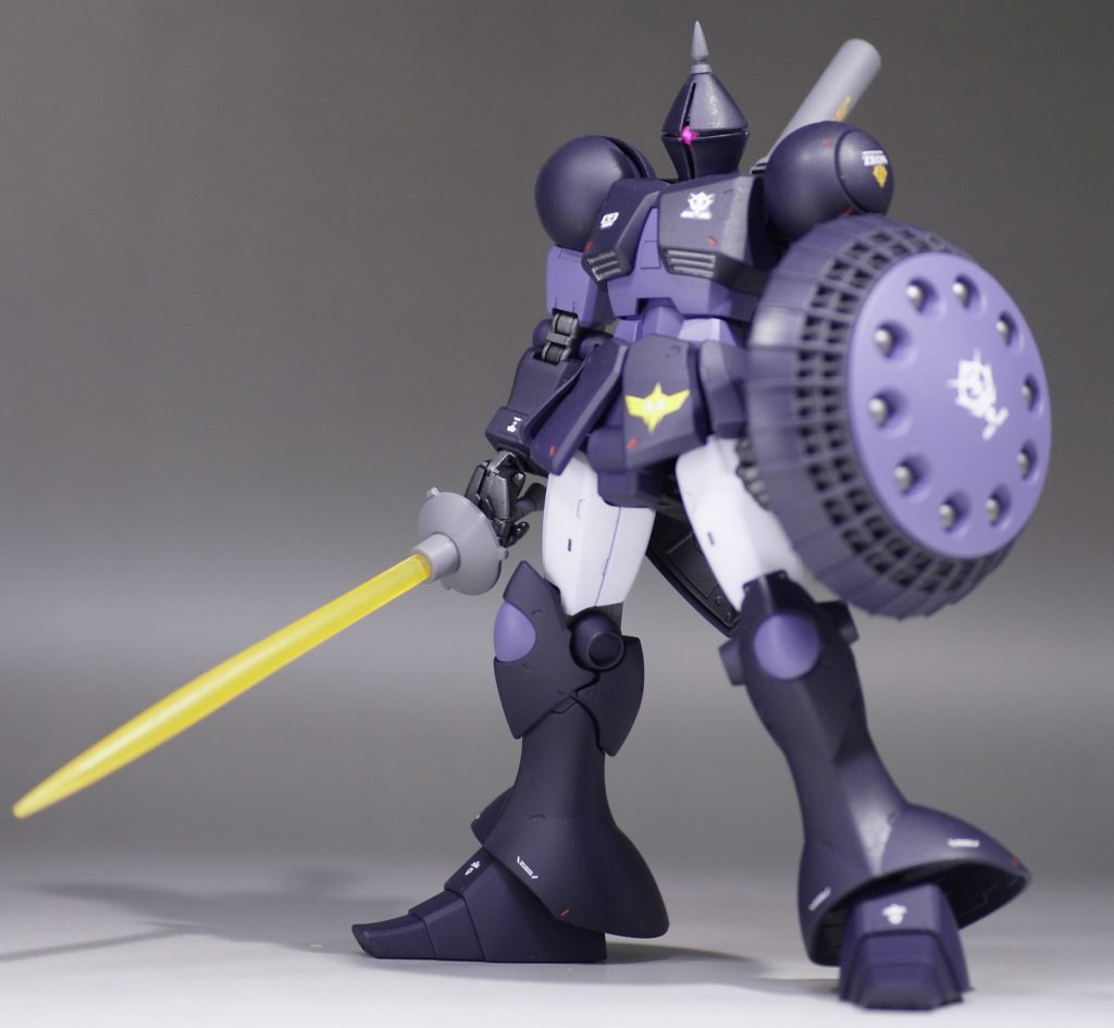 凛々しく、ビームサーベルをを持たせて。