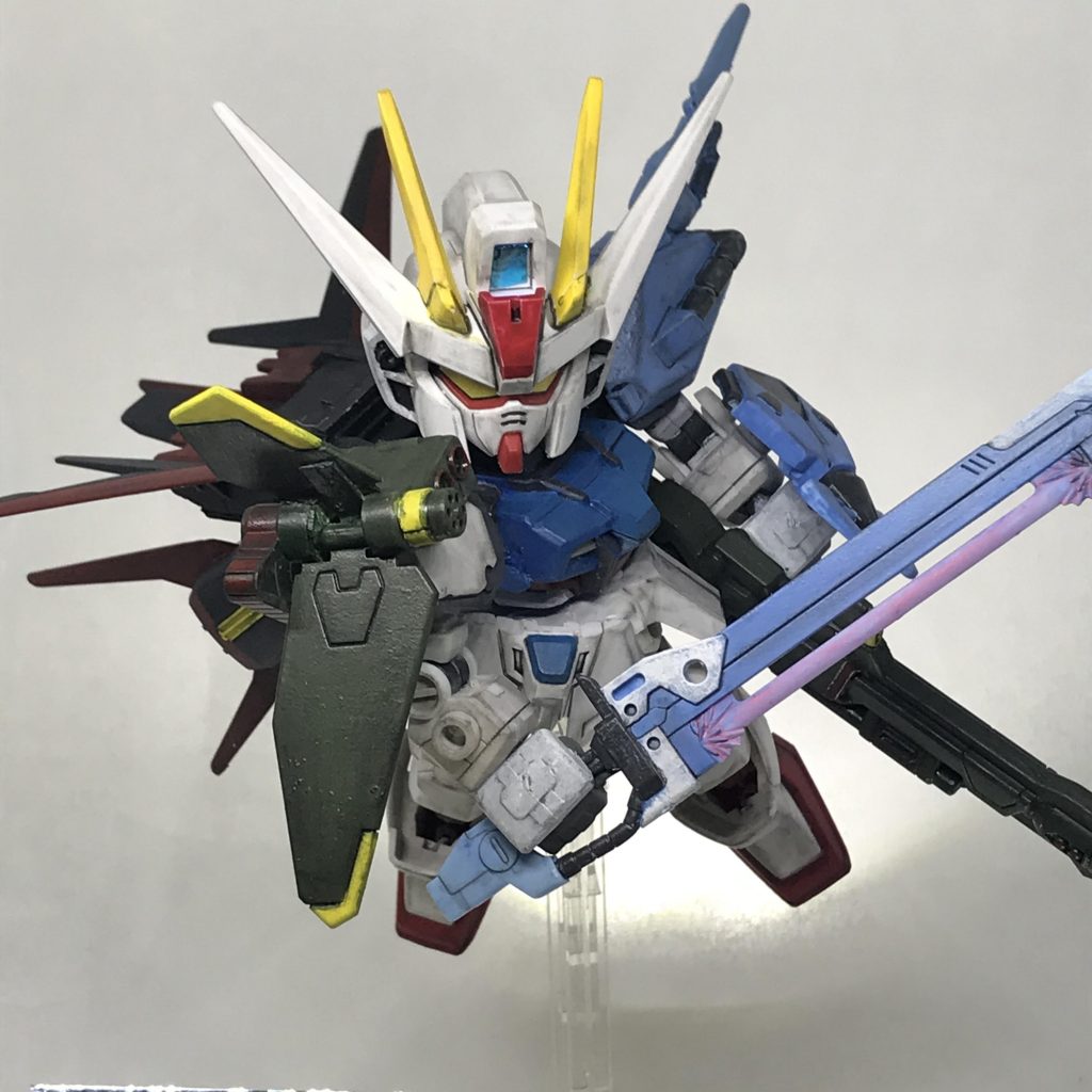 BB戦士のストライカーウェポンシステムのパーツを肩アーマーに合うように幅詰めしました。 