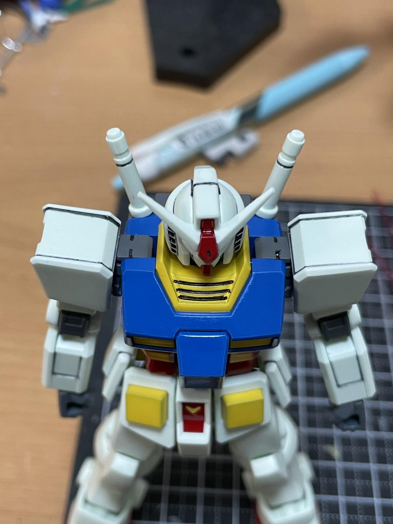 今回のちょっとだけオリジナルの改修したのは肩アーマーの縁のヒケ処理のいる場所を削りちょっと凹み主張をやりました!動画で学んだ加工表現でデザインナイフなどで削って新しい、ラインを作る加工を試してみました。ちょっとだけの変化を生む加工ですが気に入ってます!