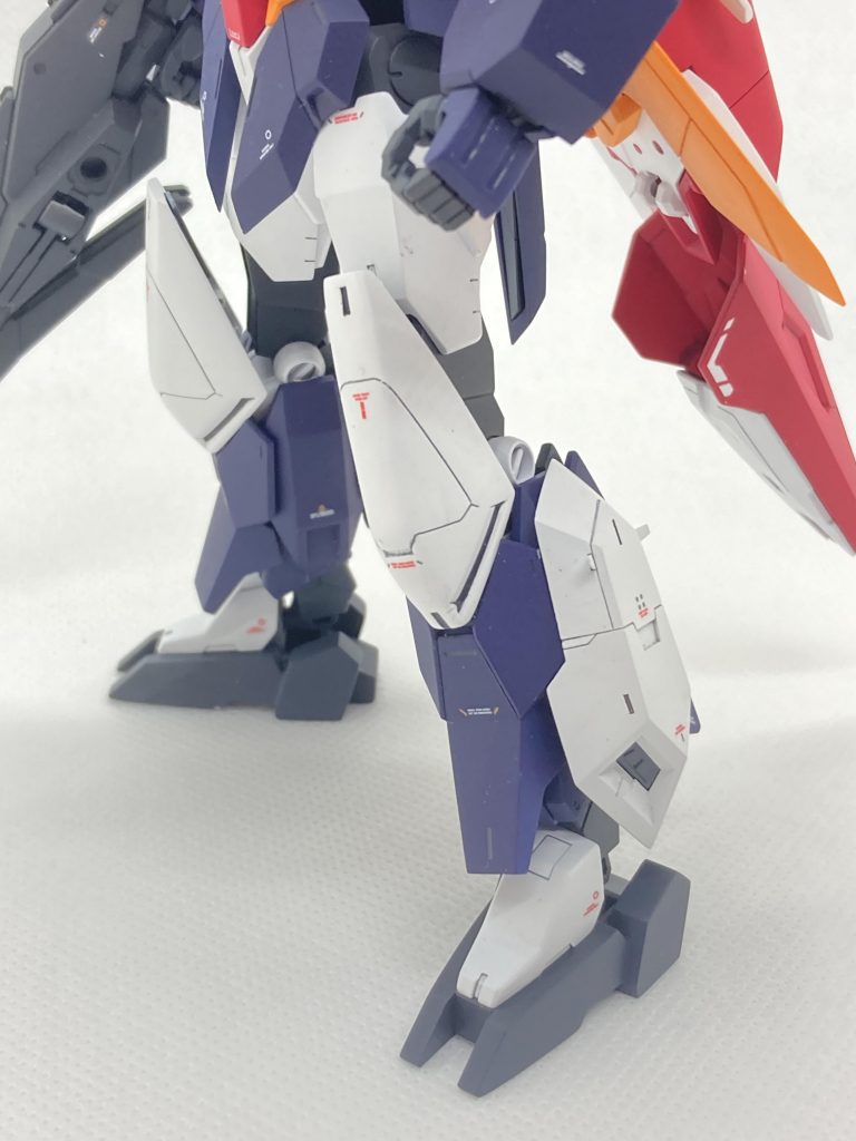 「レッグセンサーユニット」はセンサー感をアップするためにエッチングパーツのアンテナを追加。アンクルアーマーはプラ板で左右1mmずつ幅増しして接地感を上げています。