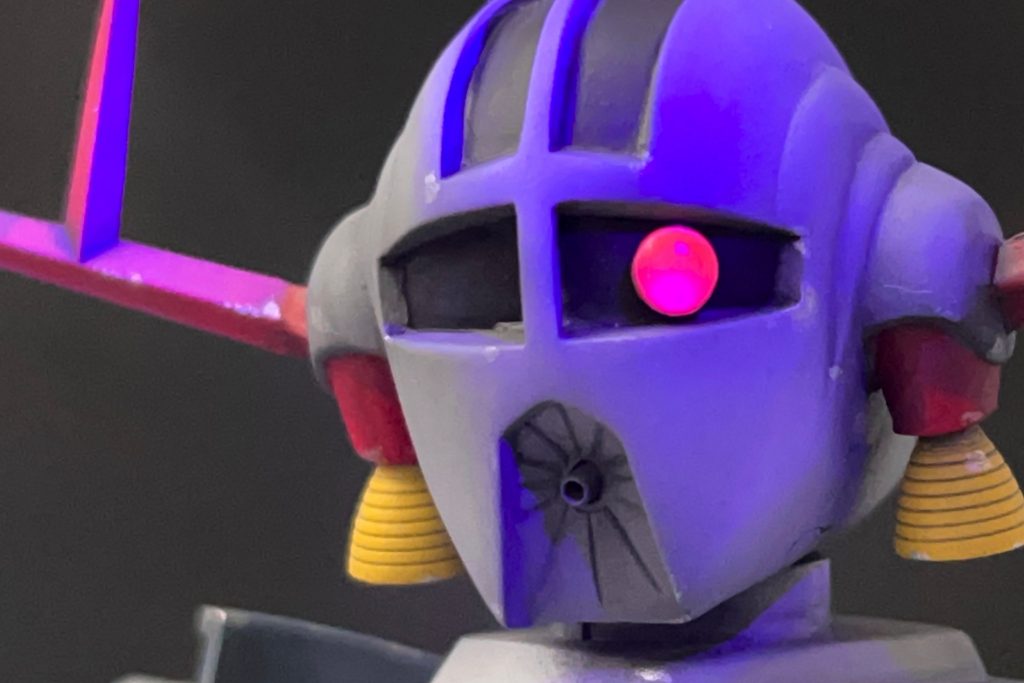 ぐぽーん!蛍光ピンクを吹いたので、ブラックライトを当てると光ります。MSサイトレンズのクリアパーツを使用しました。乾燥後、レジンを盛ってドーム状に加工しております。ジオンMSは眼力が強いほど魅力が増す気がします( ̄▽ ̄)