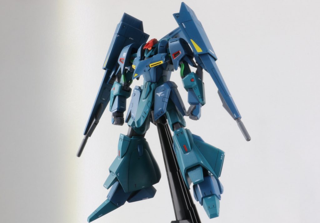 こだわり部分はかなり分かりづらいですが、腰部やバインダー接続部、肩接続部に見られたポリキャップの露出や隙間などを埋めています。