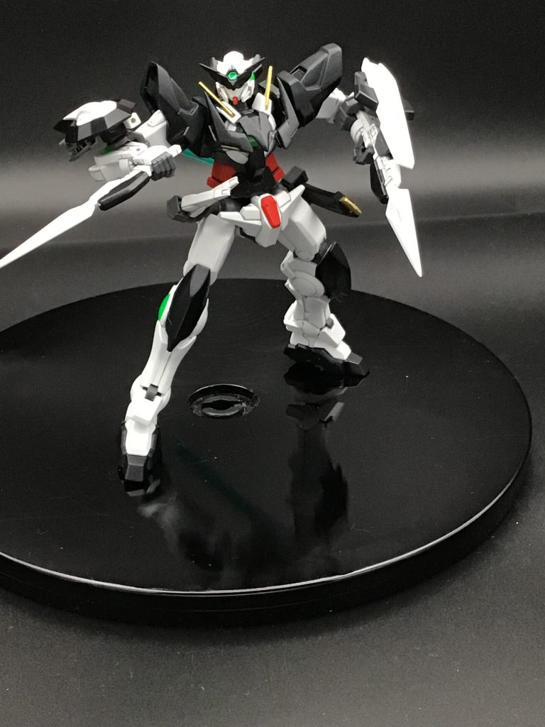 GNショートブレイドを持たせて。右手のブレイドはシールド内のアームで手元に移動してそのまま逆手で抜いて構えるイメージ、左手のブレイドはシールドが回転して前方に出てきて、そのまま殴って突き刺すイメージで。