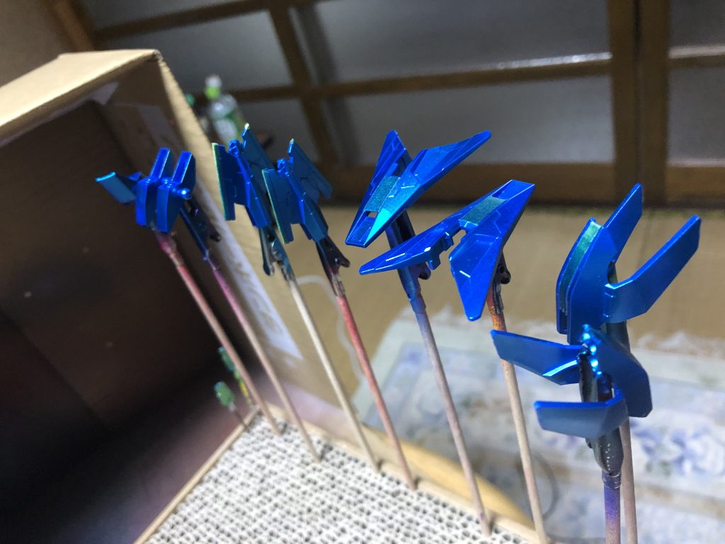 続いてはダイバーエースユニット。ノーマルとの識別がわかりやすいようにマスキングの上青メタに塗ります。