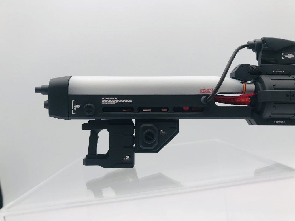 スリットから覗く、ミラーフィニッシュを貼ったパーツがいい感じです。写真ではほとんどわかりませんが。