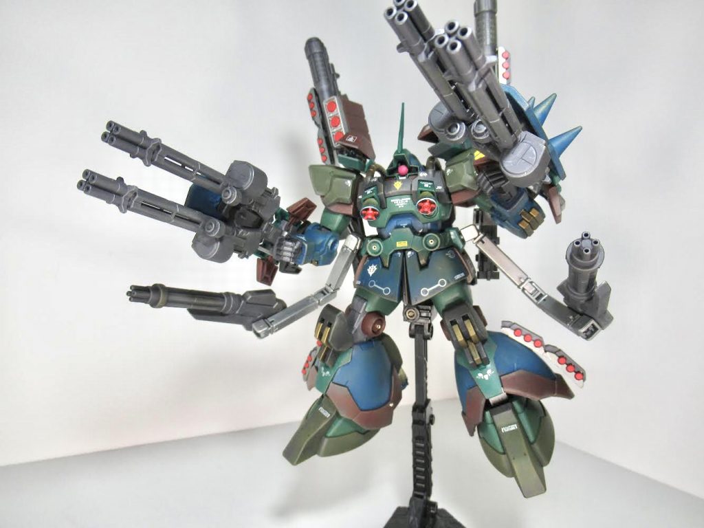 武装展開!火器にビーム兵器などあらゆる兵器を搭載。場所に応じて使い分け、戦績を上げます。