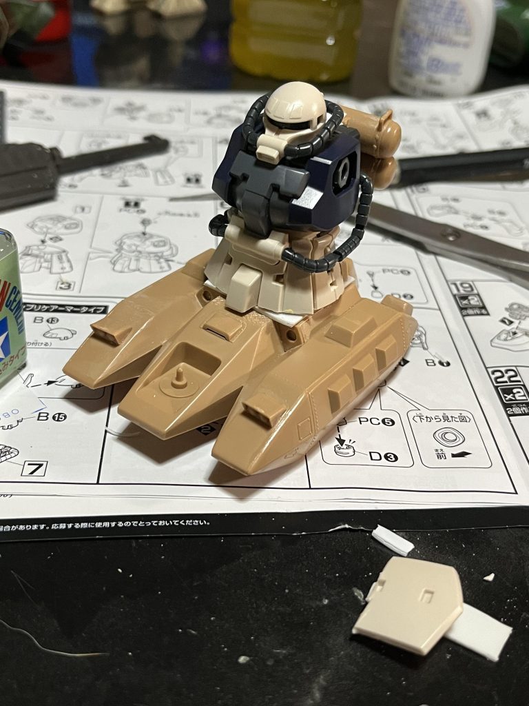 製作初め 大体のプランが決まったあたり  車体と腰はプラ版を土台にしてエポパテで固定ランドセルのカセットタンクはプラ版で枠を作りバックパックに接着