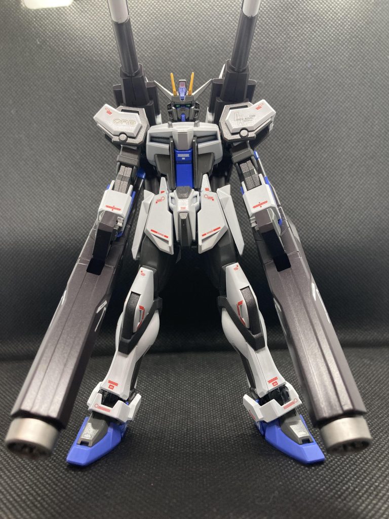 武装は派手だけどガンタンクと同じような装備機動性も悪そうだし実際にいたら弱そう(⌒-⌒; )