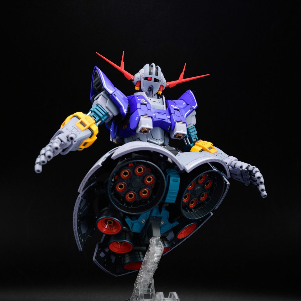 わかりにくいですがバーニアは焼鉄色を塗ってフチにクリアブルーを吹いています。ノズルはパールカッパーでアクセントを付けました。指の関節も頑張ってマスキングして塗り分けました。