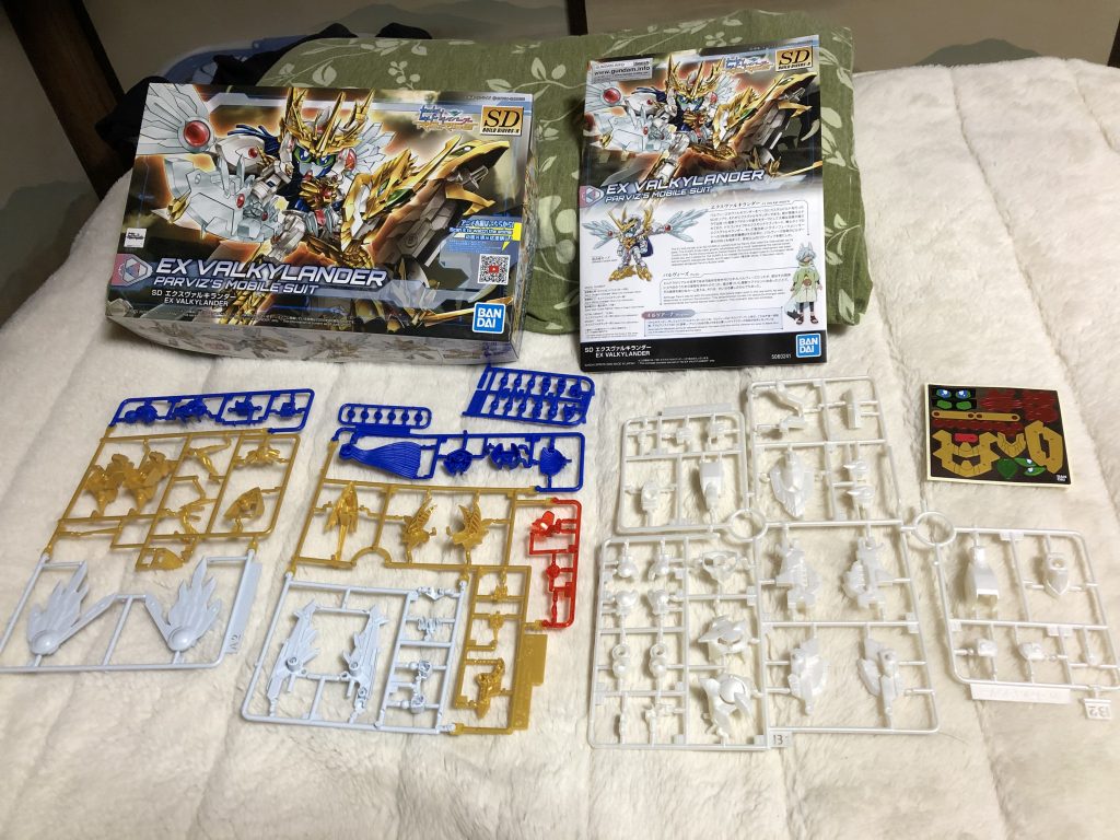 赤い方の初期ヴァルキランダーは作ってないのでよく知らないのですが、本体は色違いなだけでほぼ一緒…追加装甲のディティール違いというところでしょうか。