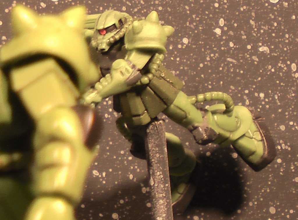 後ろで様子をうかがっているザクⅡはガンダムコレクションです。