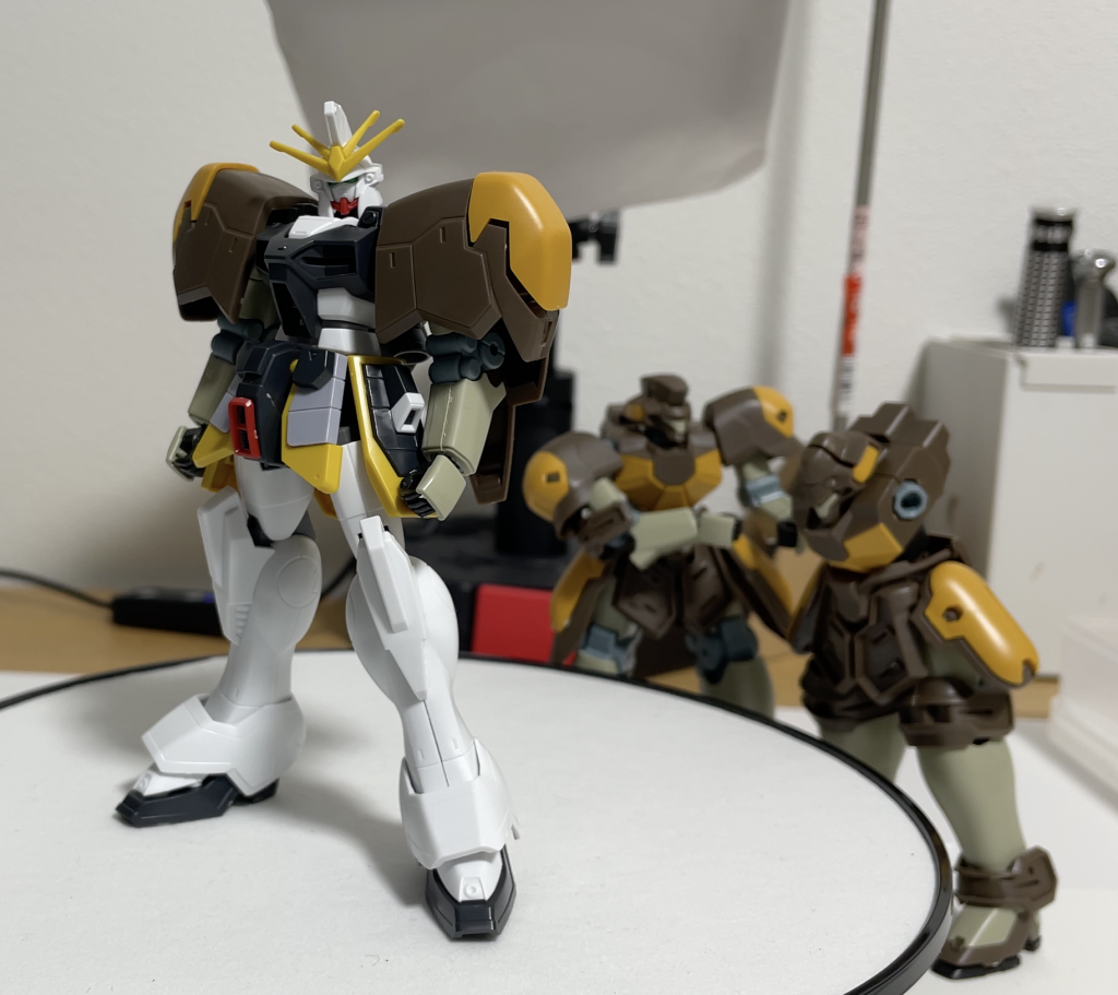 当初はプレバンのマグアナックから肩を拝借する予定でした。サンドロックの肩、組んでみると結構かっこよく見えて、これを活かすことに。