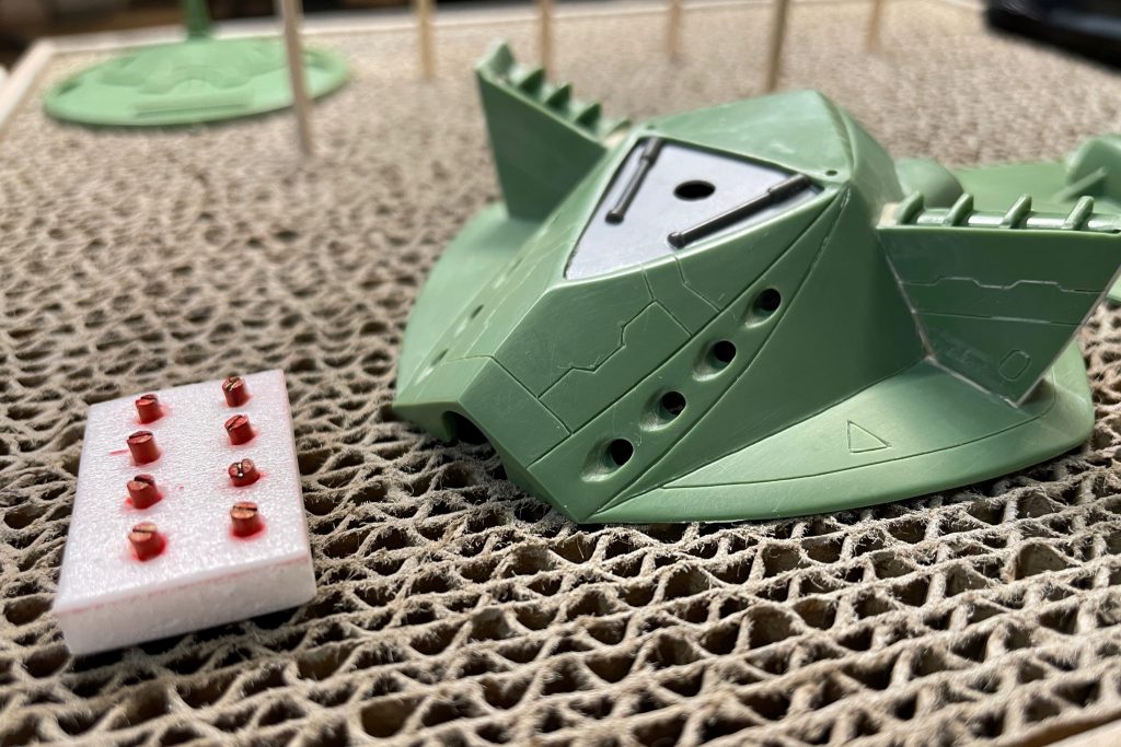 モノアイ部分は一旦削り、中にモノアイを仕込みました。ミサイル発射口は穴を開け、ランナーで作ったミサイルを差し込みました。